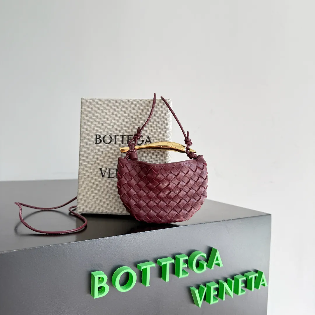 Batch 760 BV Miniature Sardine Cute and charming bag hanger. Why does it look so good on the bag‼ ️疗愈极了♥️百搭的包型搭配多巴胺色彩，心情整个都好起来了😍还可以背起来当小包使用，太好看了吧 Sardine是一个艺术品的梦想（Bird In Space天空之鸟）我们都称这款为行走的艺术品♥️ 款号：836834 颜色：巴罗红 尺寸：10*7*1.5cm